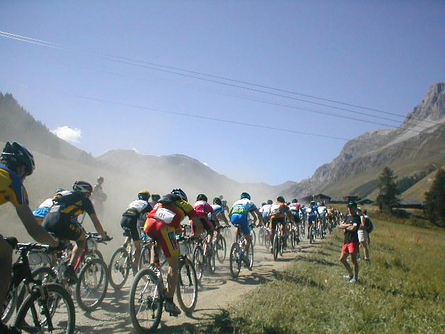 cyclistesdanslequeyras.jpg